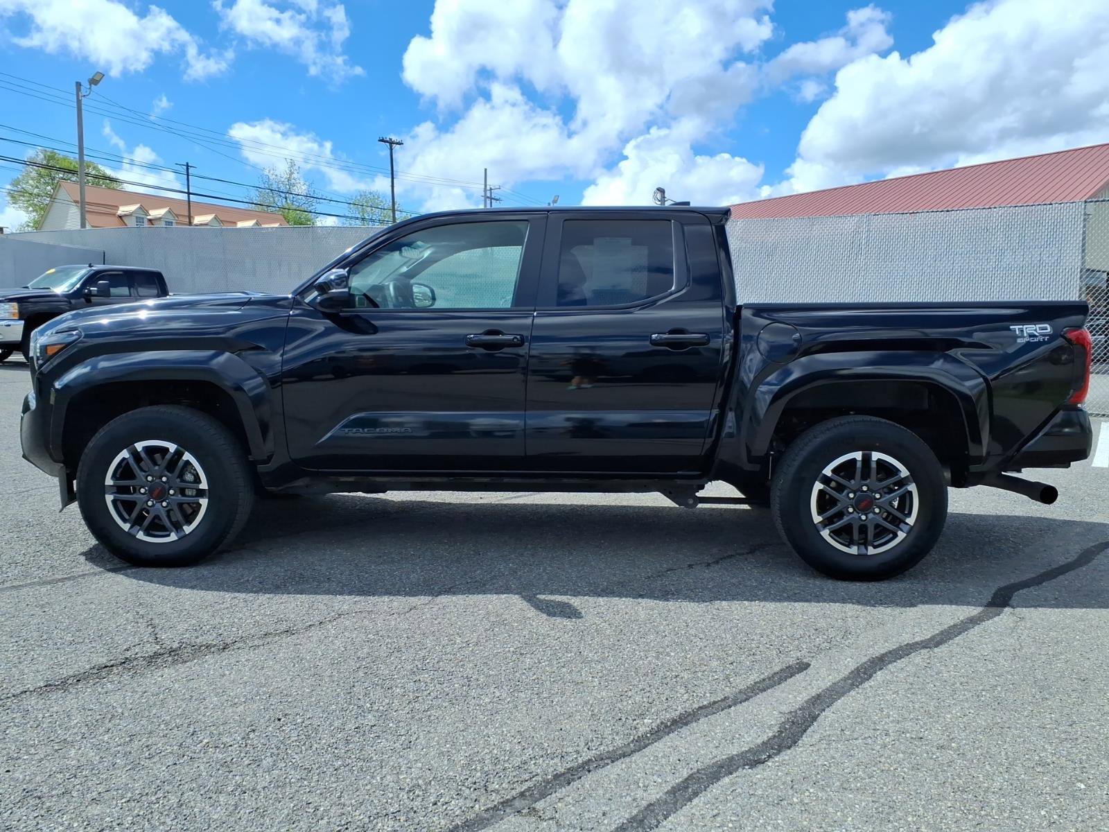 Used 2024 Toyota Tacoma TRD Sport w/ TRD Sport Upgrade Package AWD/4WD image 4