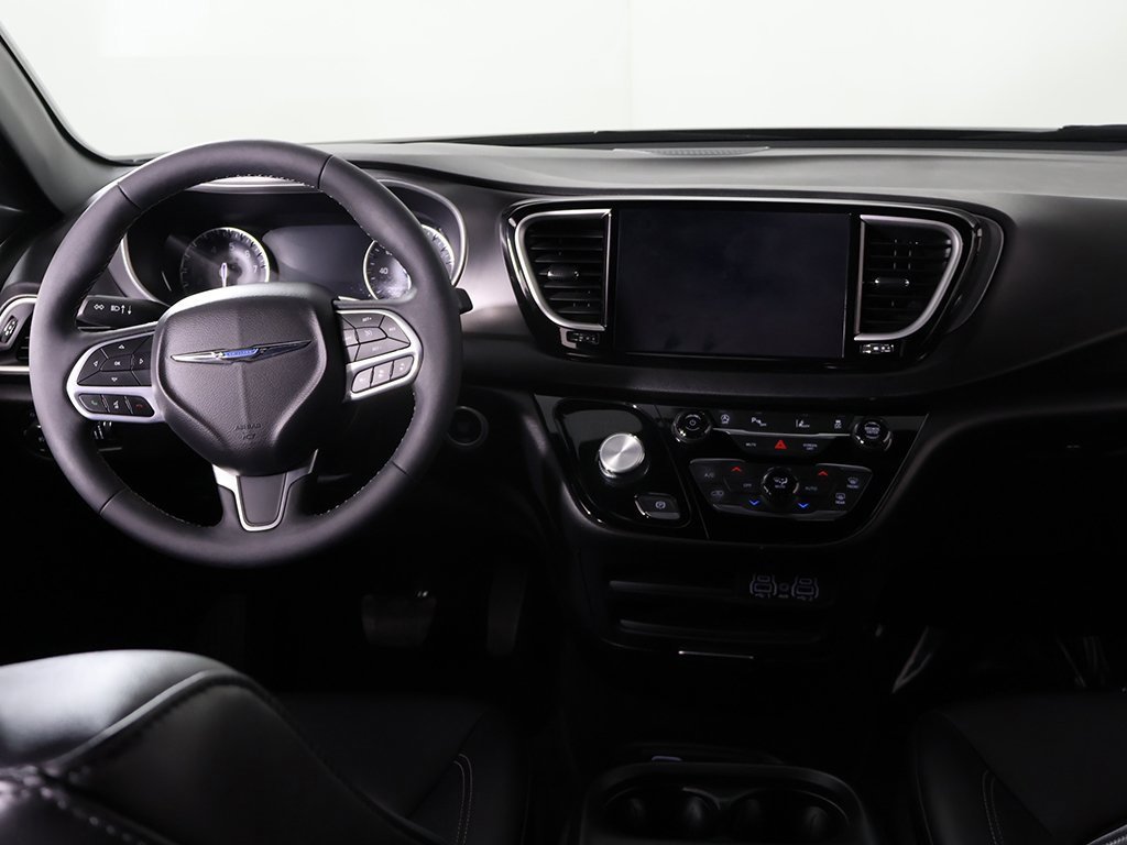 Used 2025 Chrysler Pacifica Select image 31