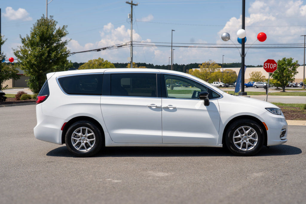 Used 2024 Chrysler Pacifica Touring-L FWD image 8