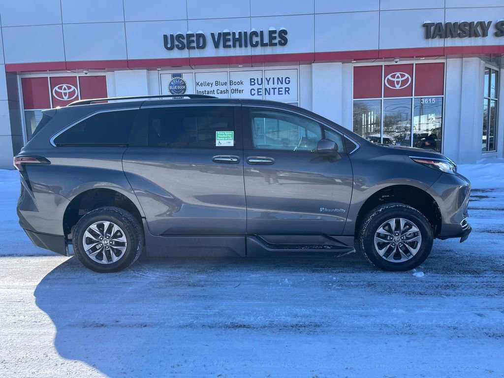 Used 2023 Toyota Sienna XLE image 7