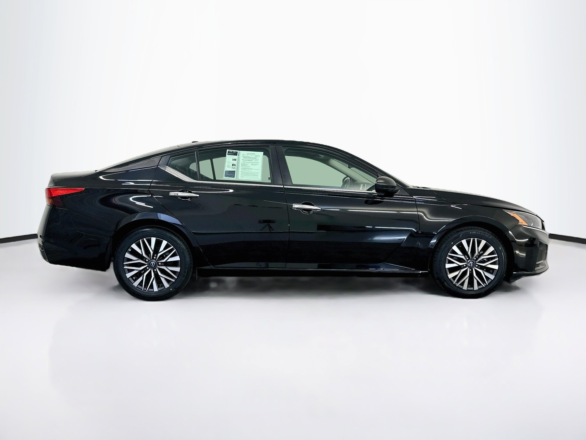 Used 2025 Nissan Altima 2.5 SV FWD image 10