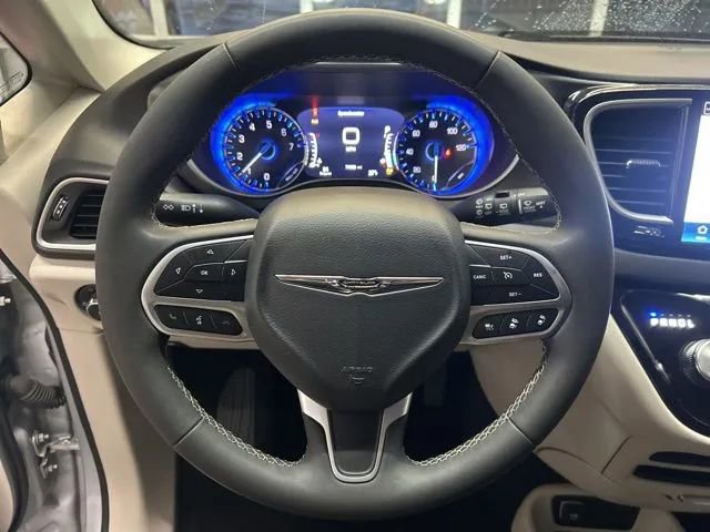 Used 2024 Chrysler Pacifica Touring-L image 26