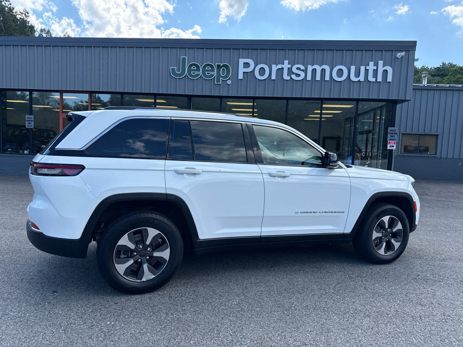 Used 2023 Jeep Grand Cherokee 4WD 4xe w/ Luxury Tech Group II image 3