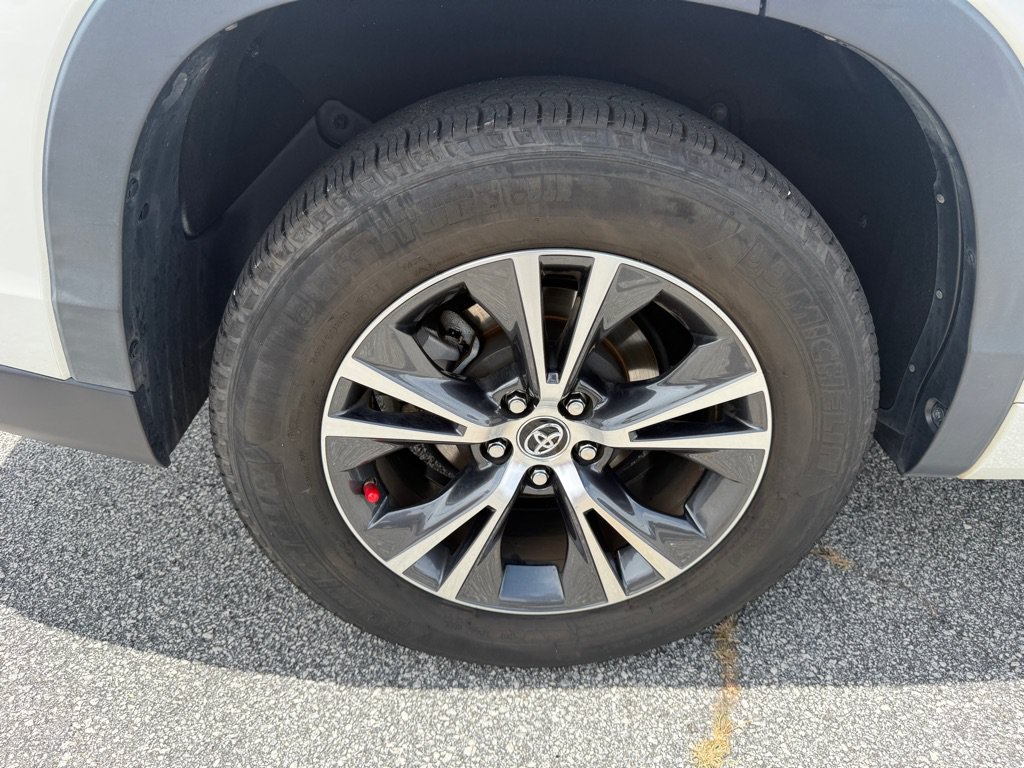 Used 2016 Toyota Highlander XLE FWD image 18