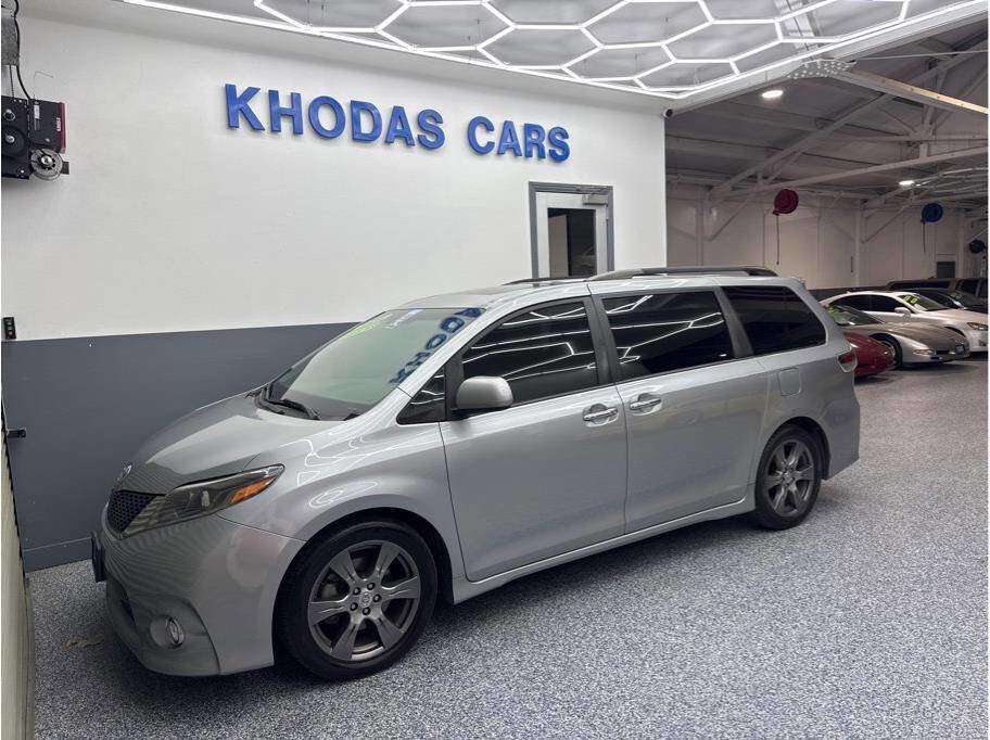 Used 2017 Toyota Sienna SE Premium image 2