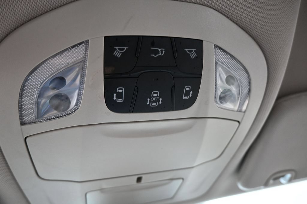 Used 2023 Chrysler Pacifica Touring-L FWD image 28
