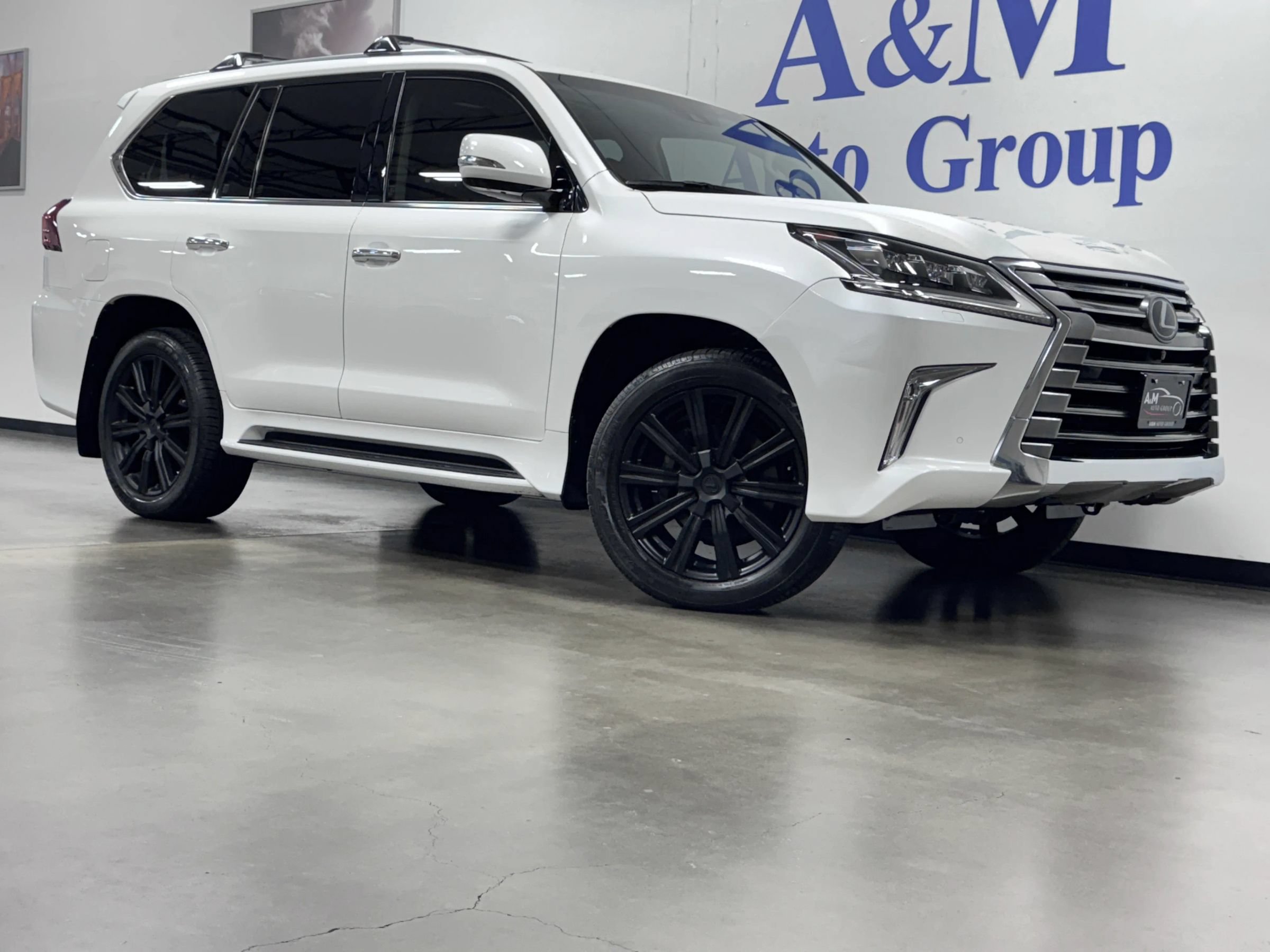 Used 2016 Lexus LX 570 4WD w/ Luxury Package image 2