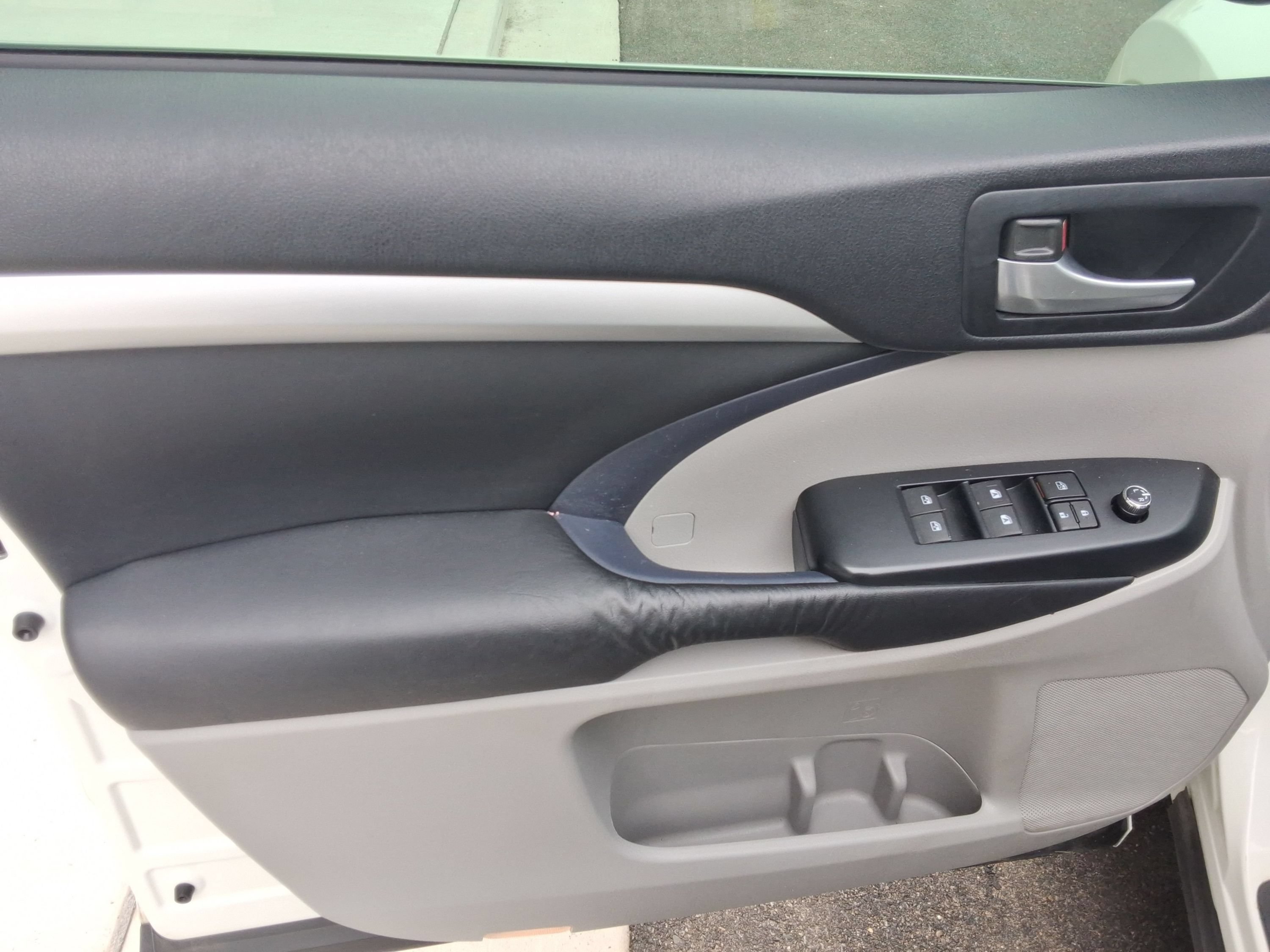 Used 2015 Toyota Highlander XLE AWD/4WD image 21