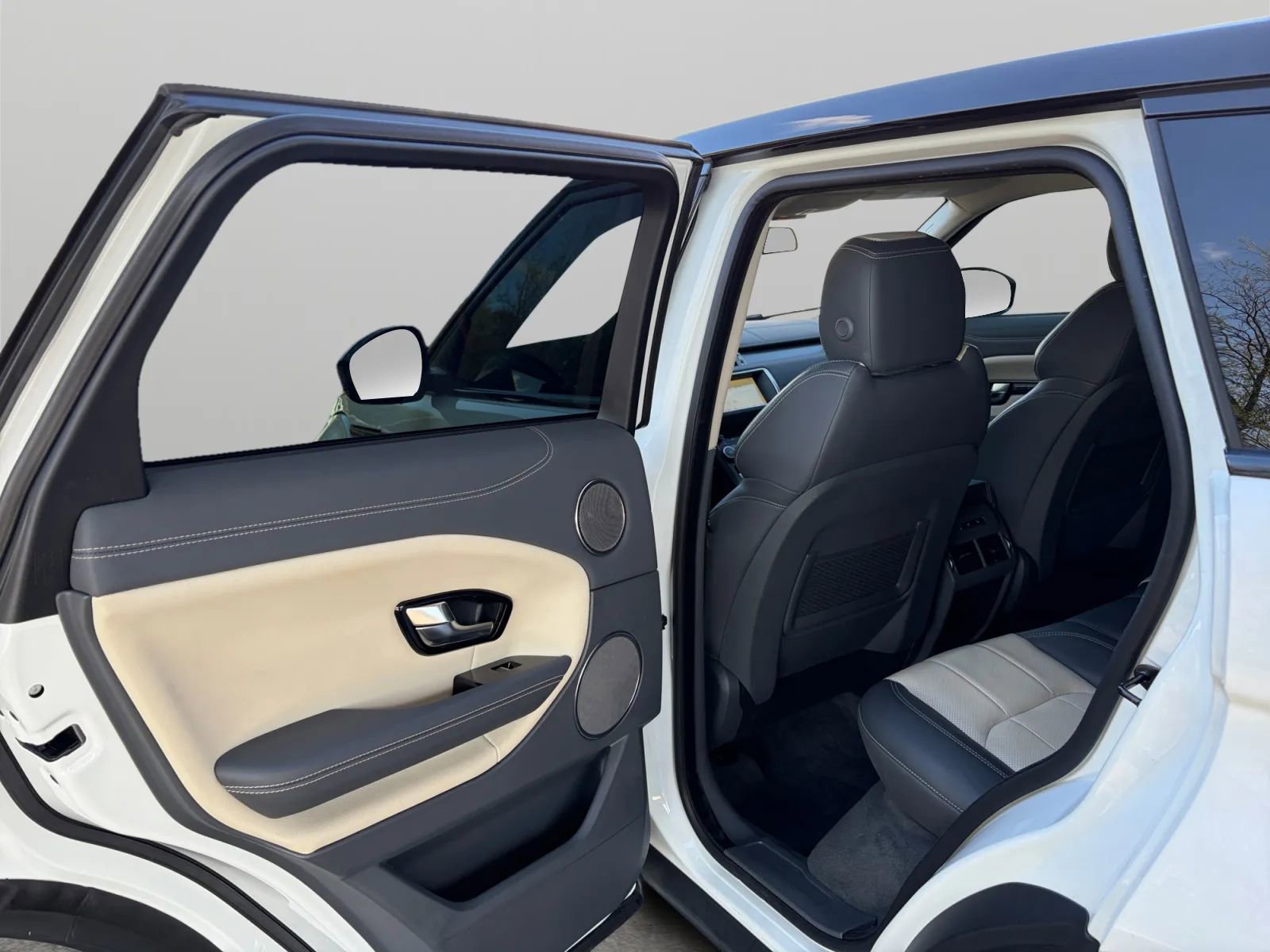 Used 2019 Land Rover Range Rover Evoque SE Premium image 12