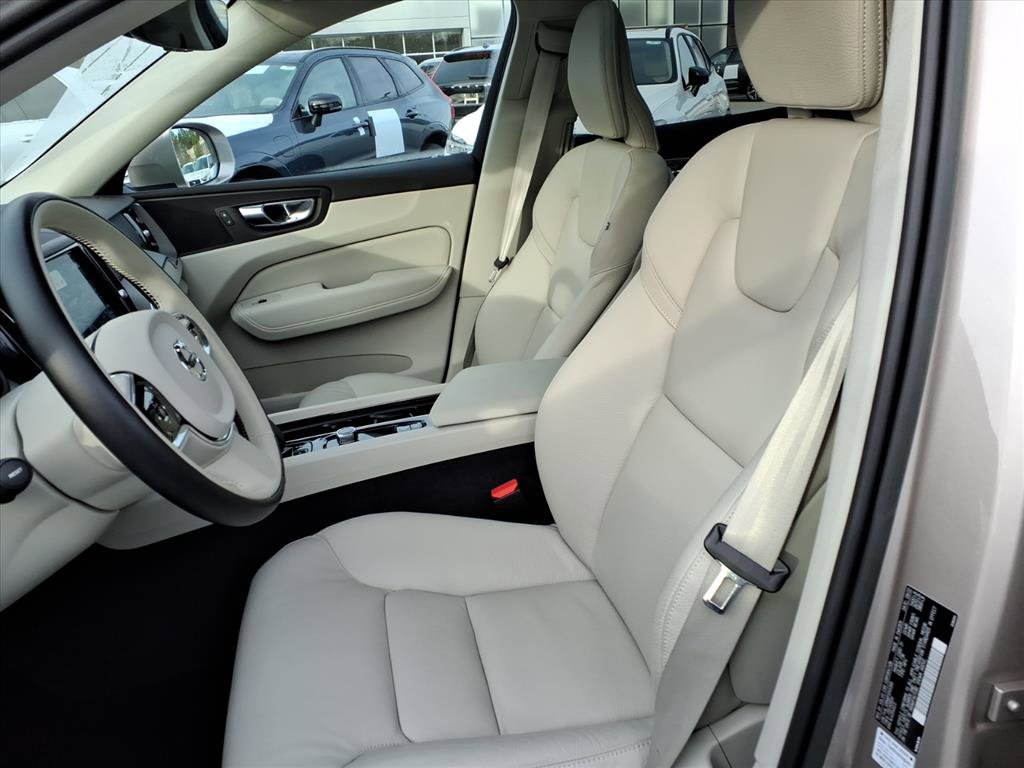 Certified 2023 Volvo XC60 B5 Plus w/ Climate Package image 18