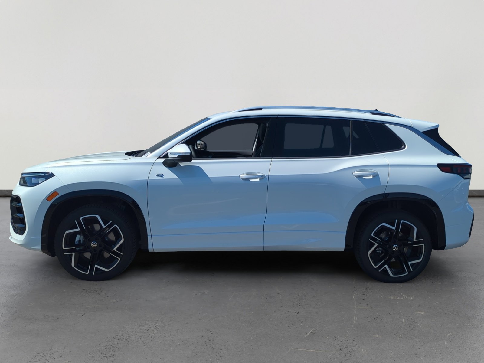 New 2026 Volkswagen Tiguan SEL R-Line image 2