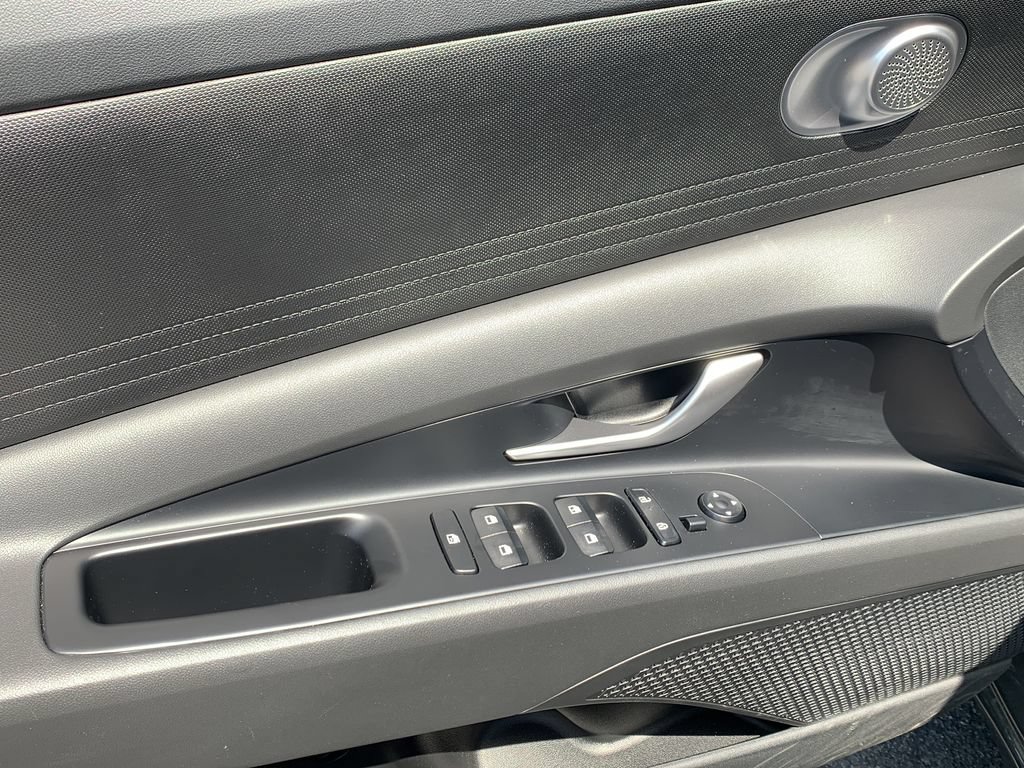 Certified 2026 Hyundai Elantra SE FWD image 12
