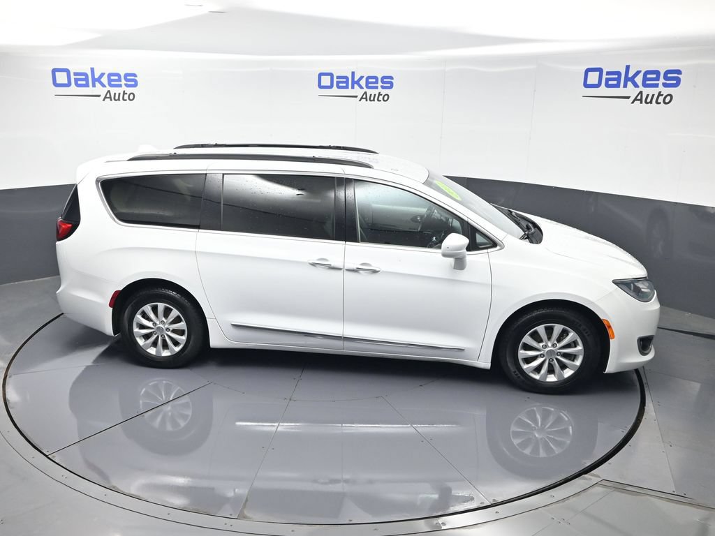 Used 2017 Chrysler Pacifica Touring-L FWD image 50