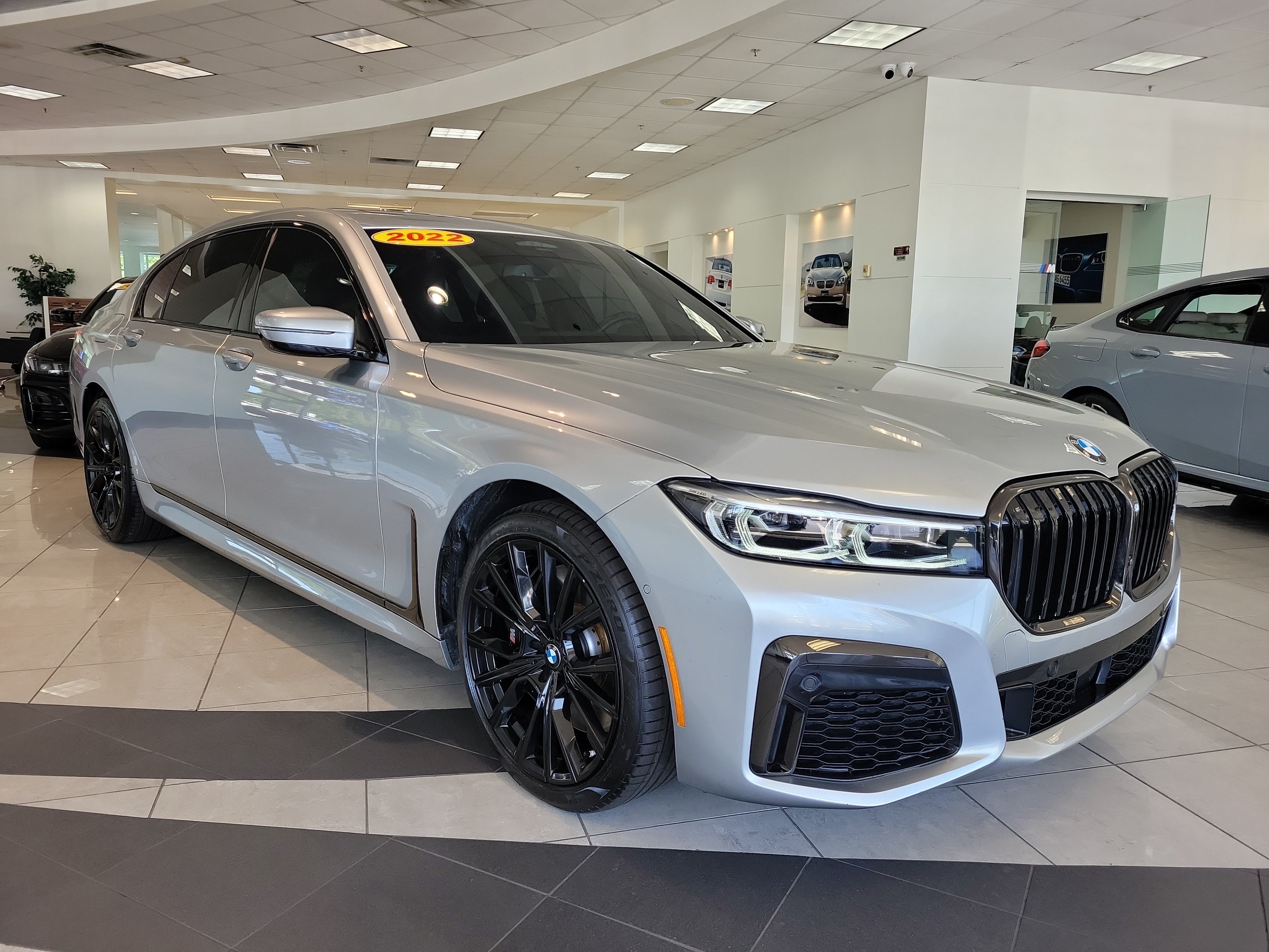 Used 2022 BMW 750i xDrive w/ Luxury Rear Seating Package AWD/4WD image 2