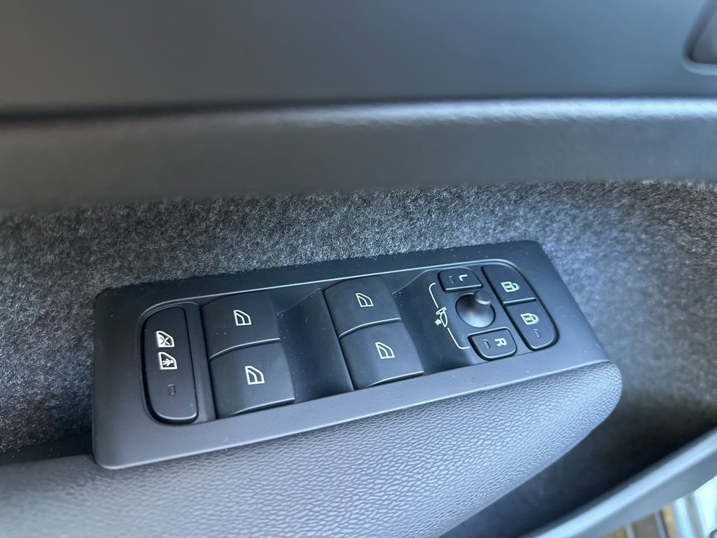 Used 2023 Volvo XC40 Recharge Plus image 20