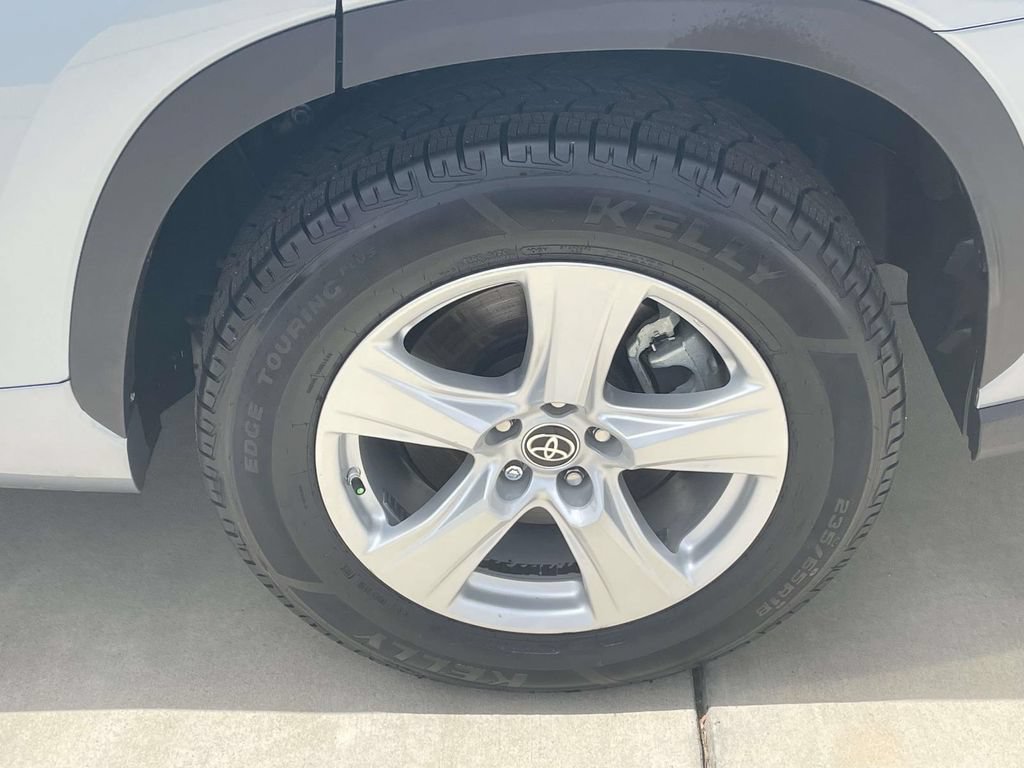 Used 2021 Toyota Highlander LE FWD image 10