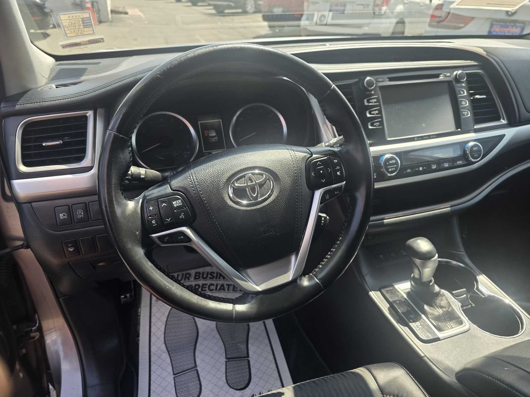 Used 2017 Toyota Highlander LE AWD/4WD image 21