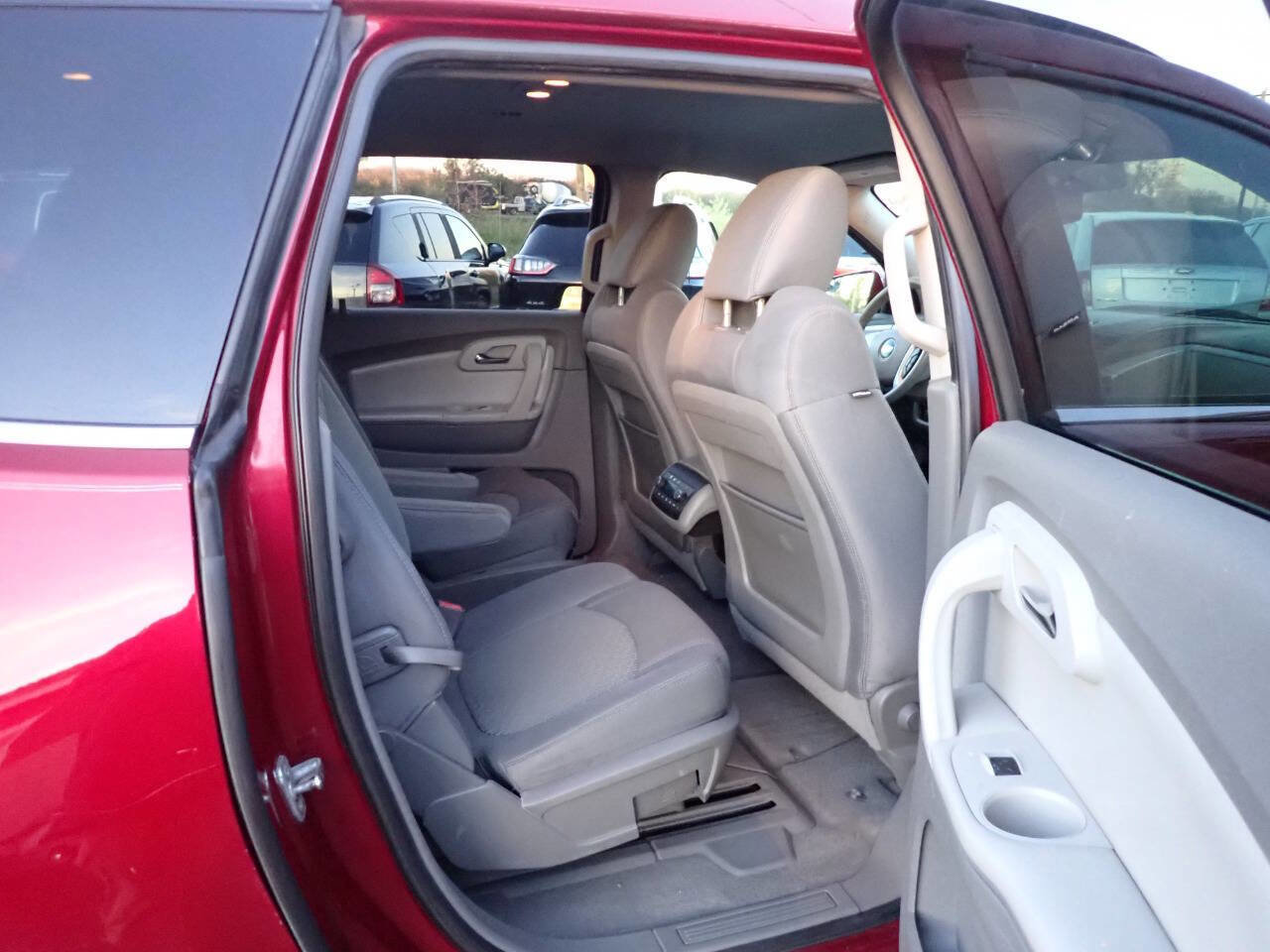 Used 2010 Chevrolet Traverse LT image 9