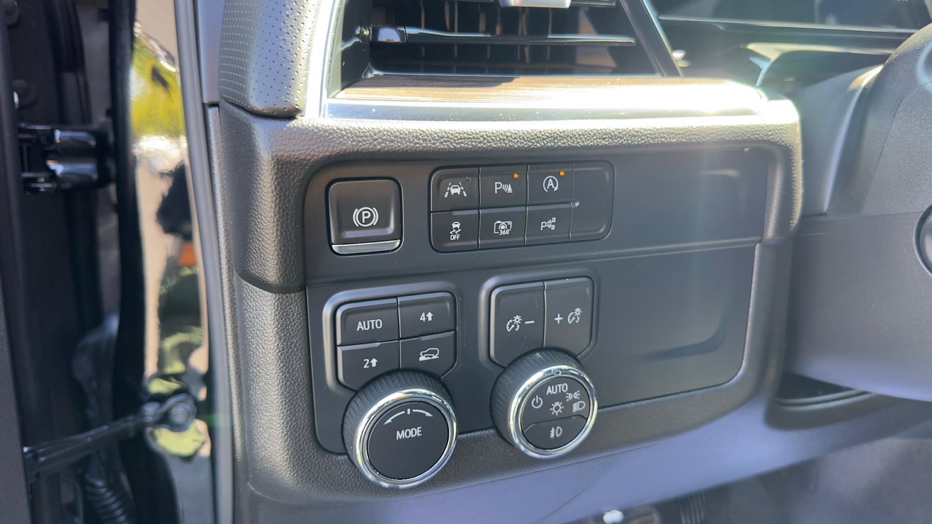 Used 2025 Chevrolet Suburban Premier AWD/4WD image 14