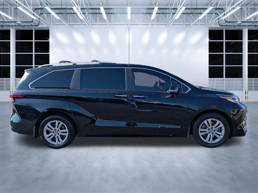 Used 2022 Toyota Sienna Platinum image 3