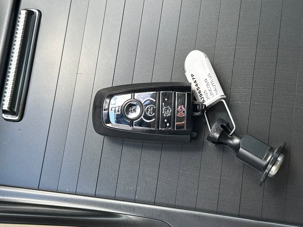 Used 2025 Lincoln Nautilus Reserve image 30