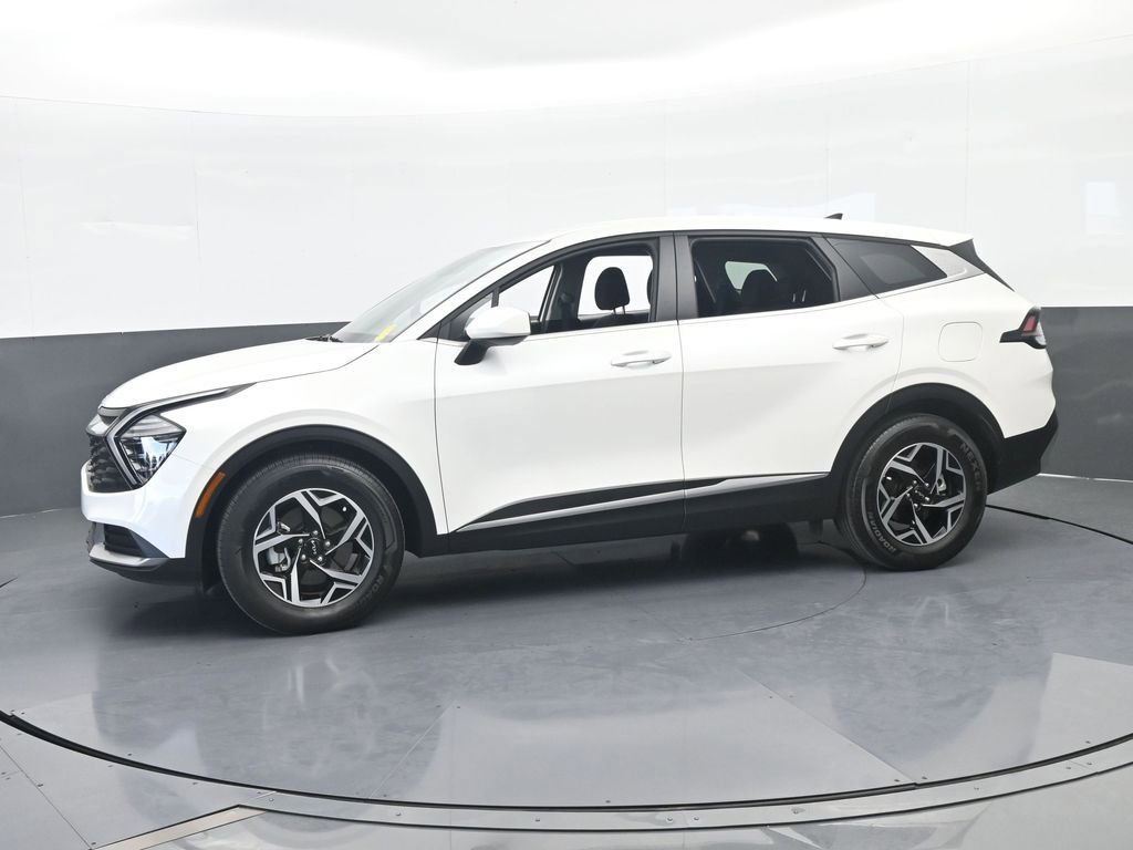 Used 2024 Kia Sportage LX FWD image 2