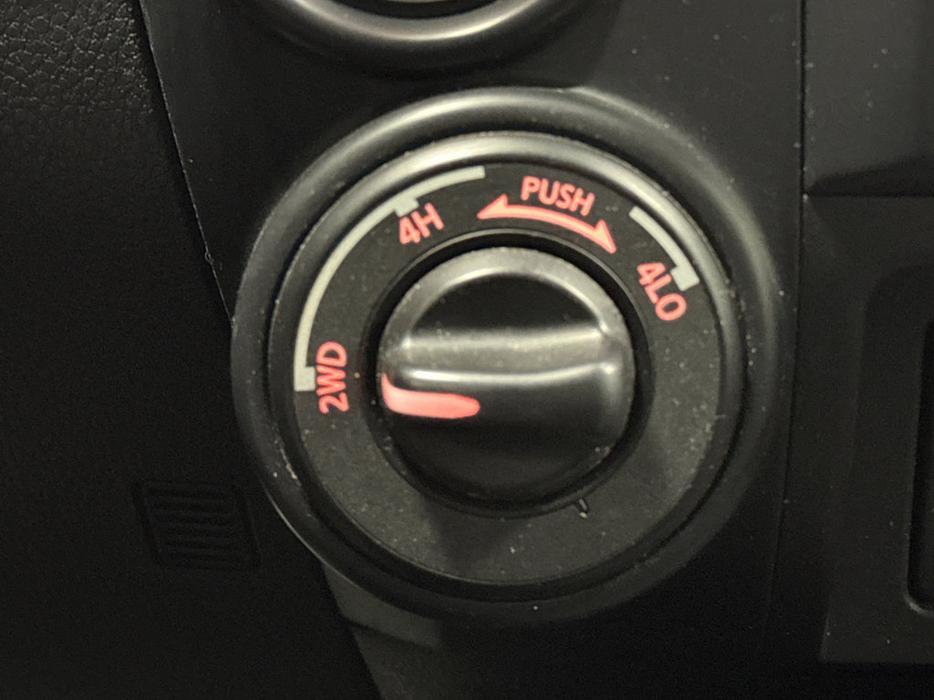 Used 2018 Nissan Titan SV w/ SV Convenience Package AWD/4WD image 22
