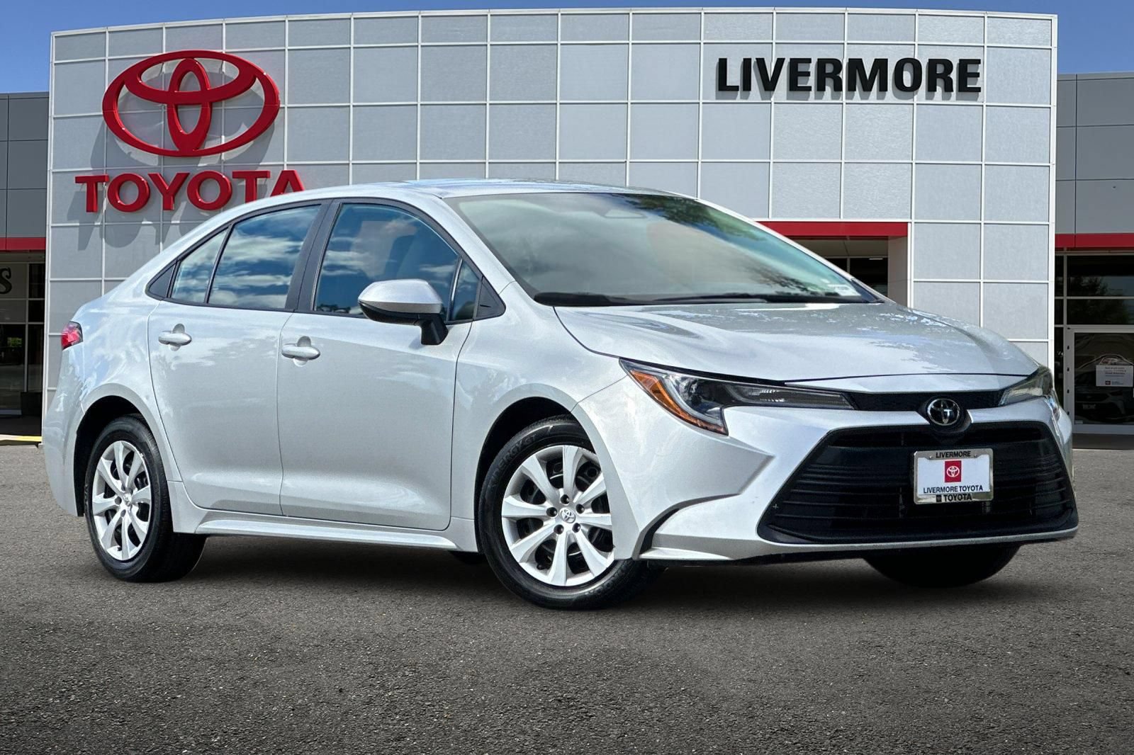 Used 2024 Toyota Corolla LE FWD image 2