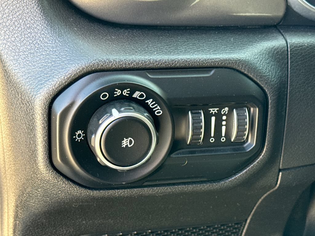 Used 2018 Jeep Wrangler Unlimited Sahara AWD/4WD image 23