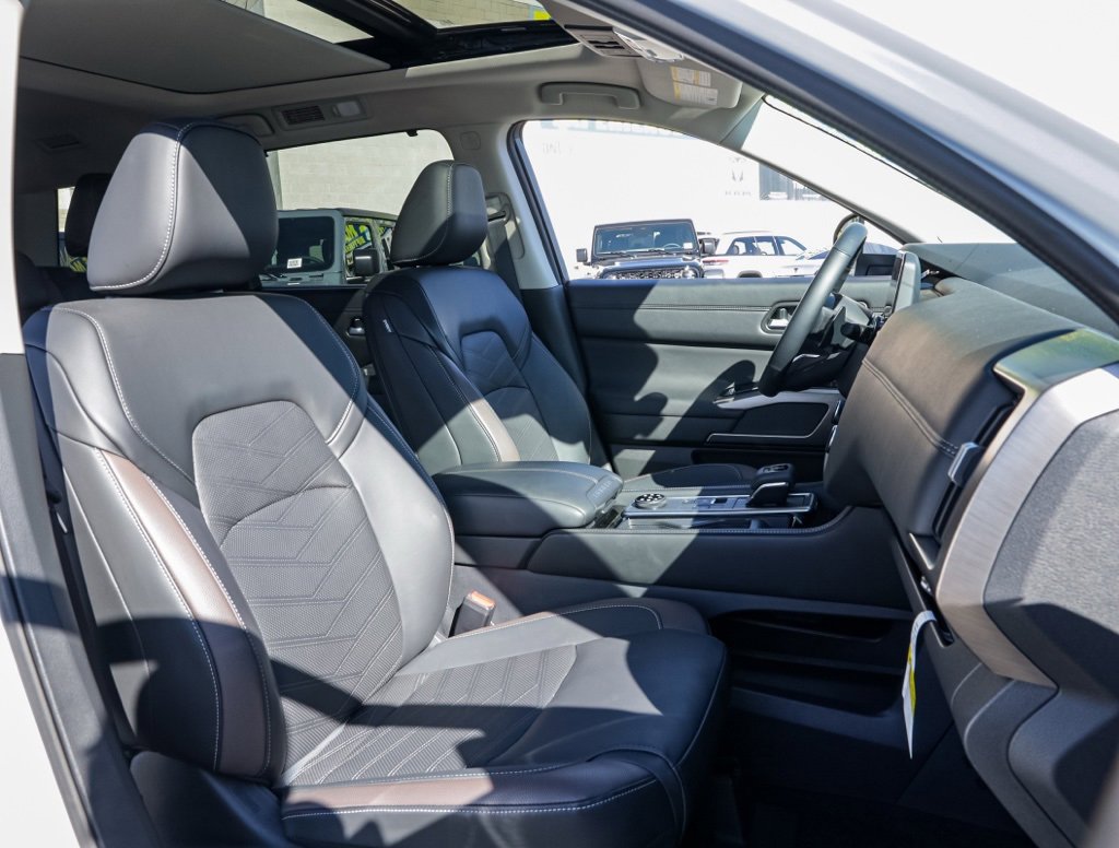 Used 2025 Nissan Pathfinder Platinum w/ Cargo Package image 21
