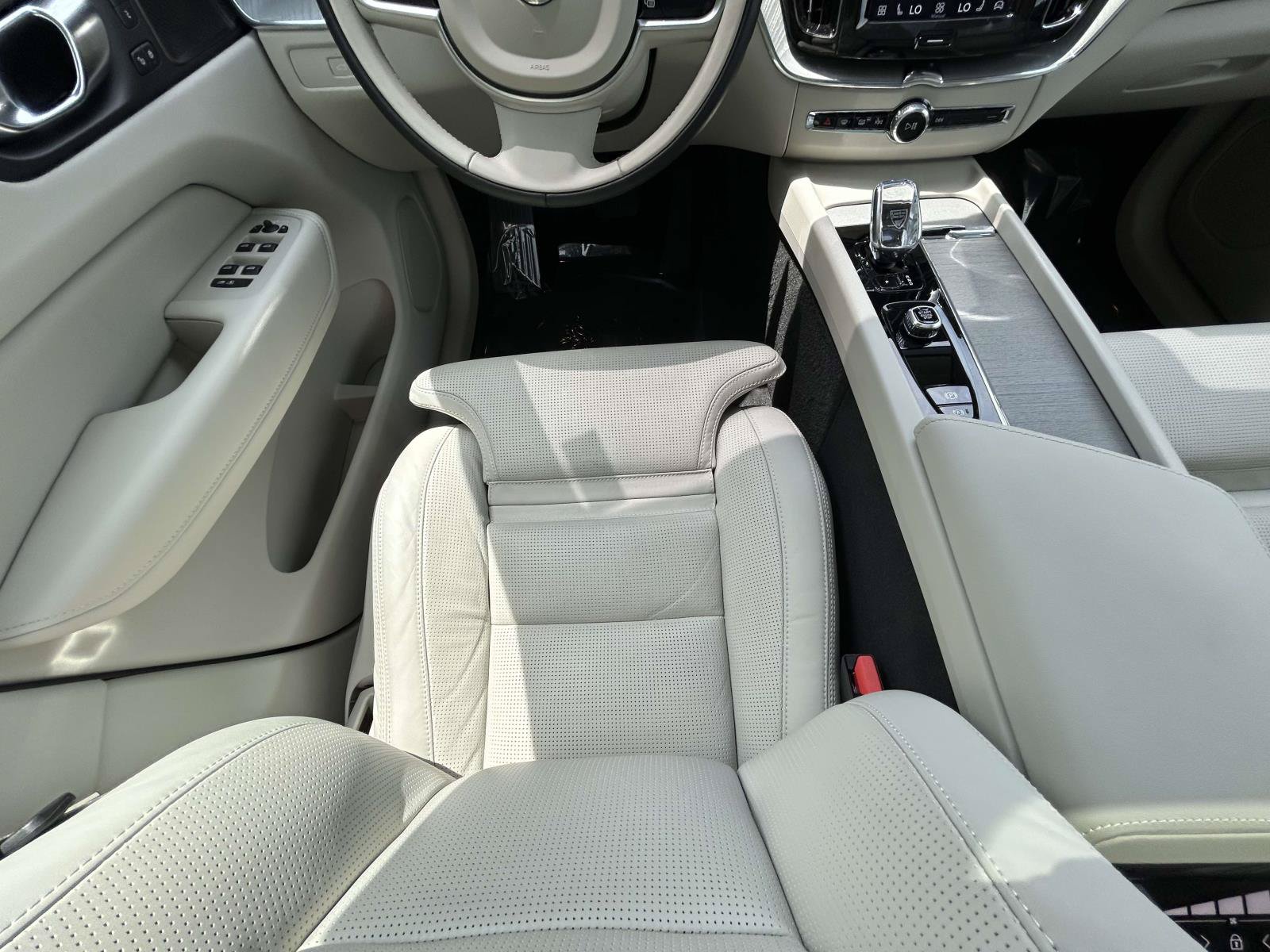 Certified 2025 Volvo XC60 B5 Ultra AWD/4WD image 13