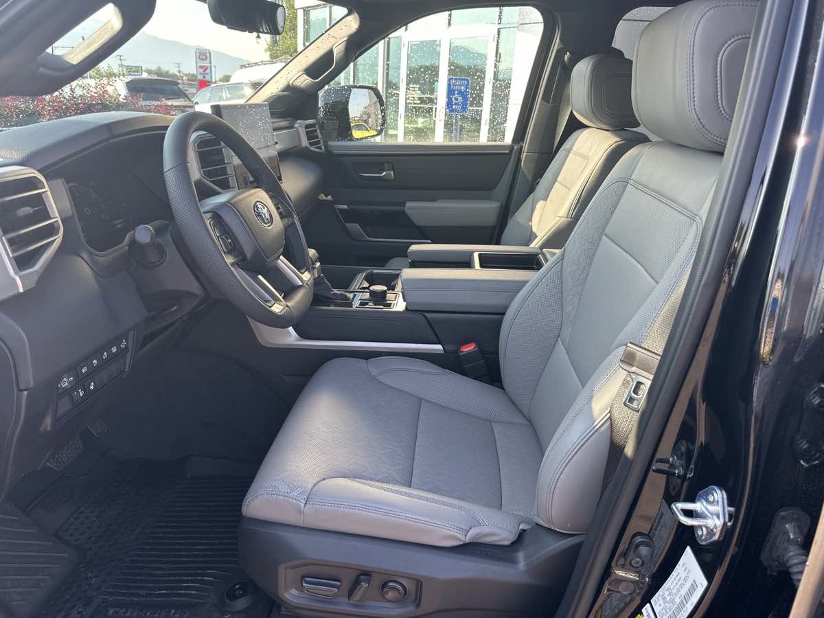 Used 2025 Toyota Tundra Limited AWD/4WD image 11