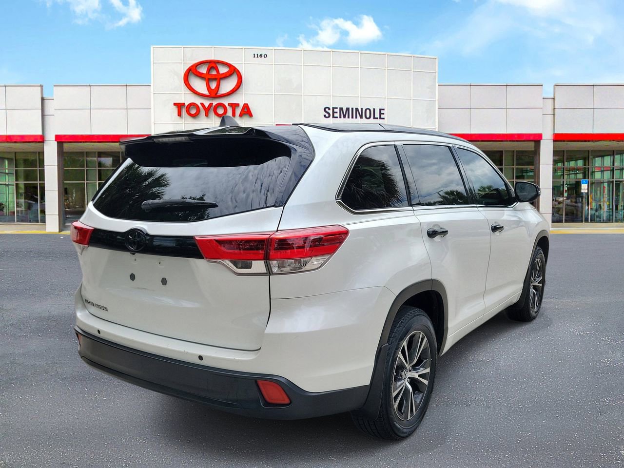 Used 2017 Toyota Highlander LE FWD image 3