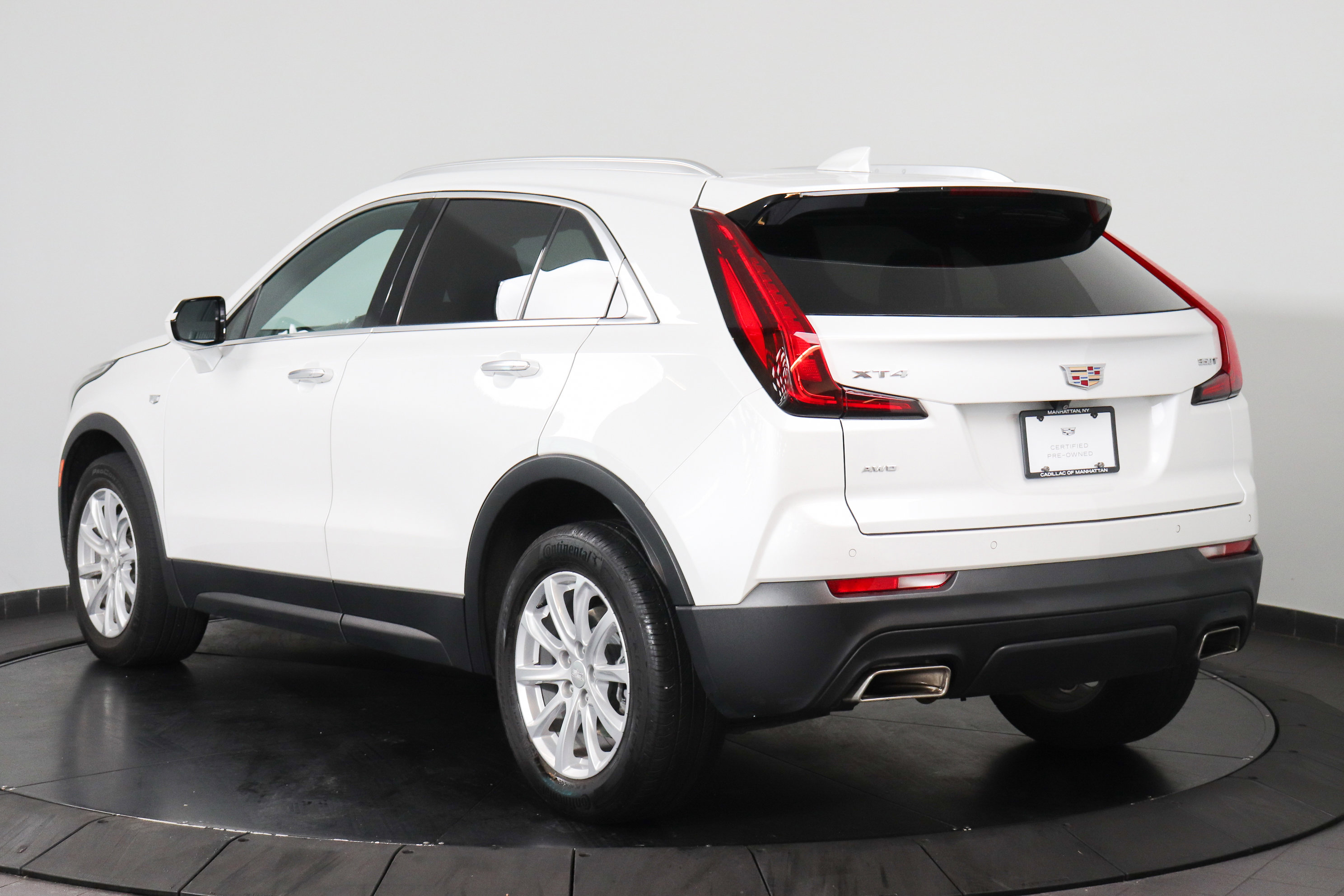 Used 2023 Cadillac XT4 Luxury w/ Cold Weather Package AWD/4WD image 3