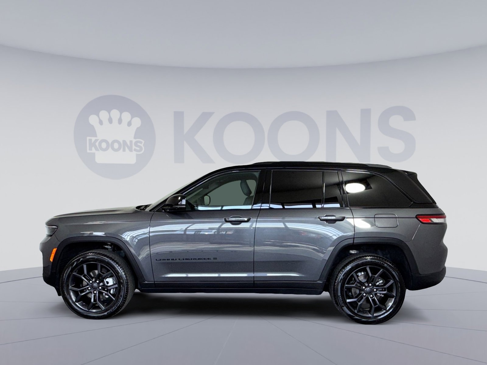 Used 2025 Jeep Grand Cherokee Limited w/ Trailer Tow Package AWD/4WD image 2