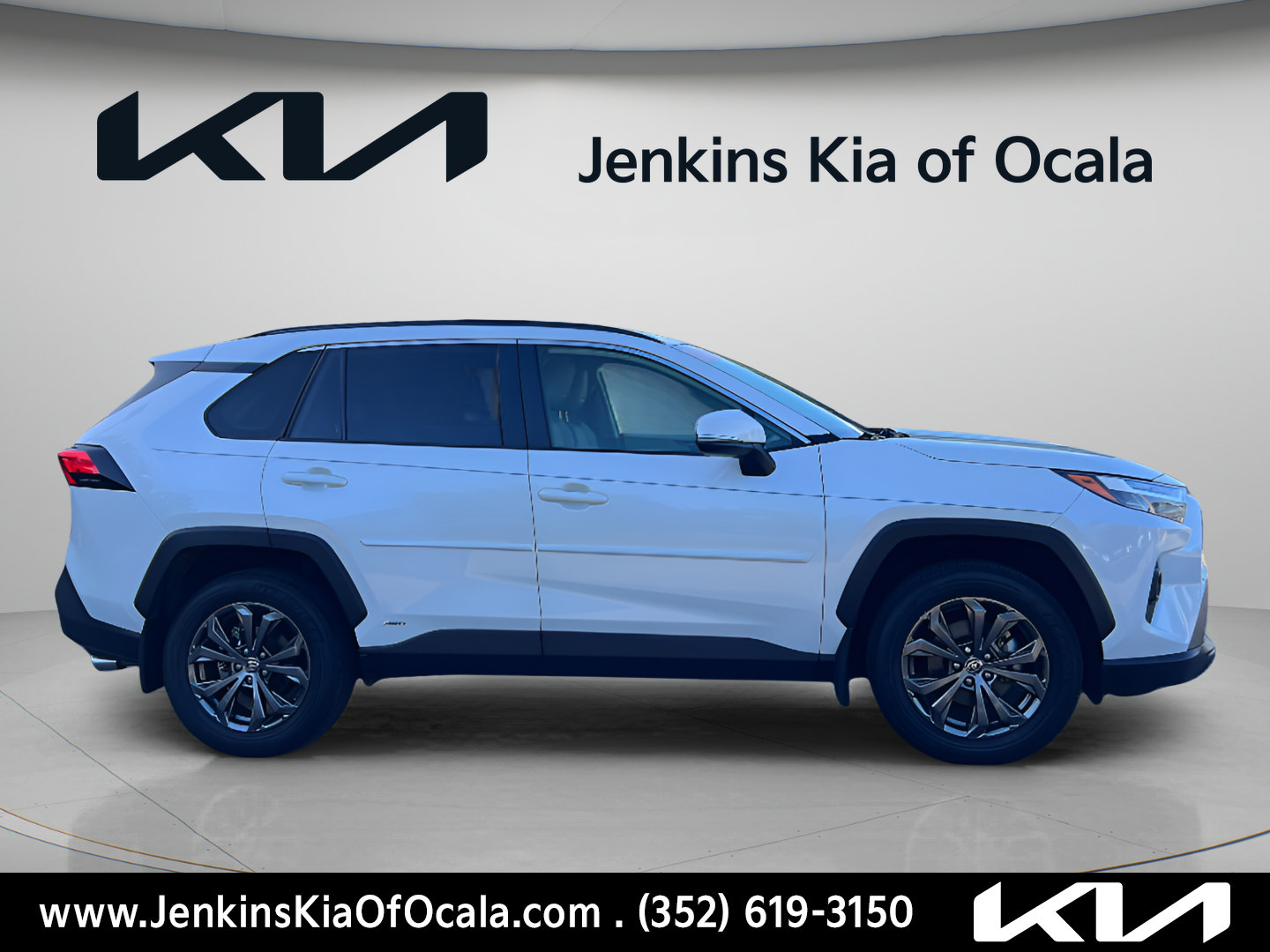 Used 2022 Toyota RAV4 XLE Premium AWD/4WD image 2