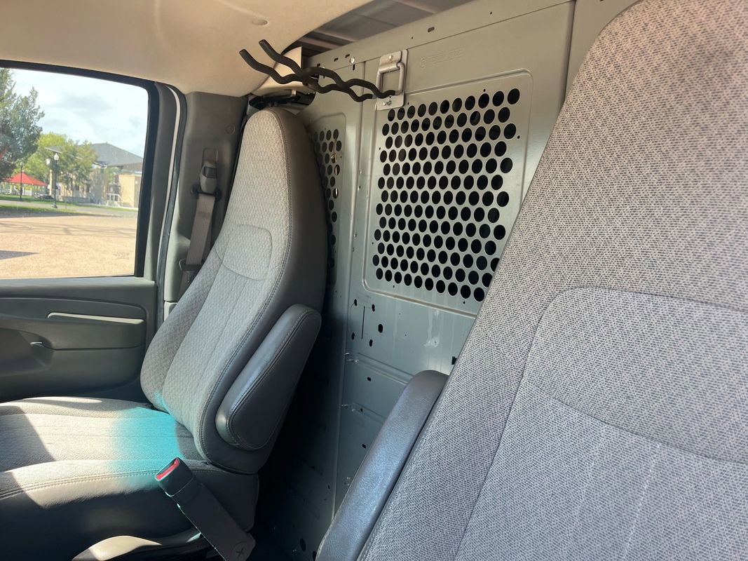 Used 2010 Chevrolet Express 2500 image 12