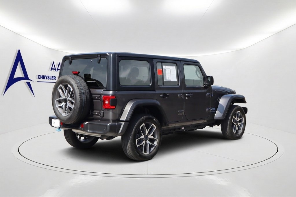 Used 2024 Jeep Wrangler Unlimited w/ Convenience Group AWD/4WD image 4
