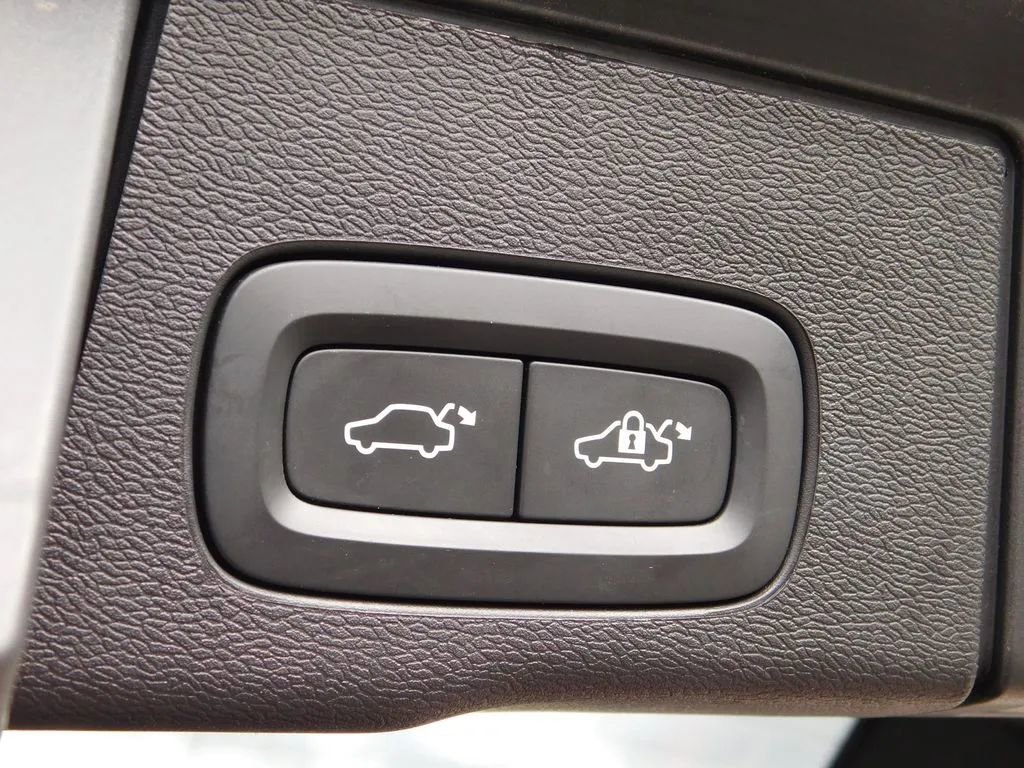 Used 2024 Volvo XC60 B5 Plus image 8