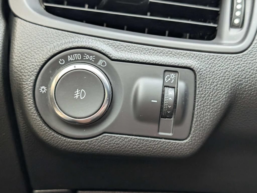 Used 2020 Buick Envision Essence FWD image 28