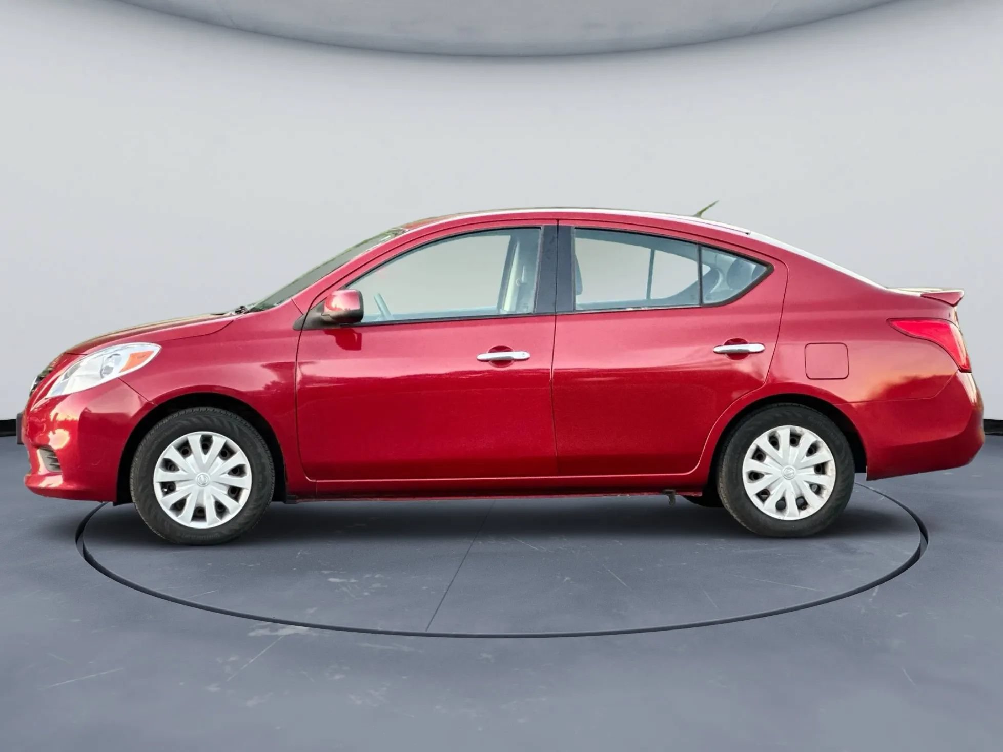 Used 2014 Nissan Versa SV FWD image 3