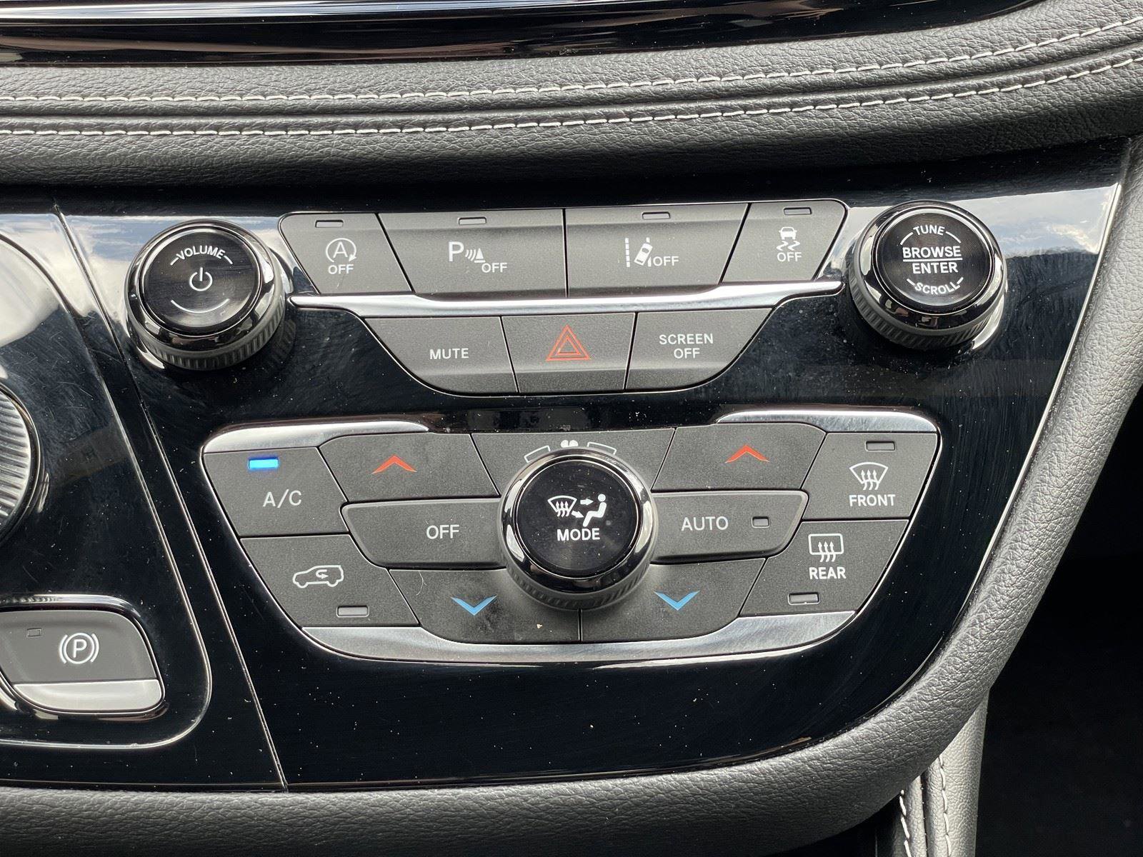 Certified 2025 Chrysler Pacifica Limited image 24