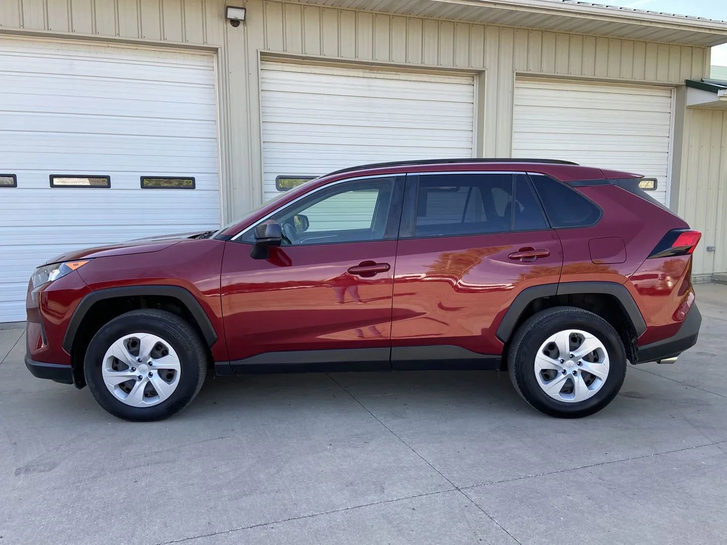 Used 2021 Toyota RAV4 LE AWD/4WD image 4