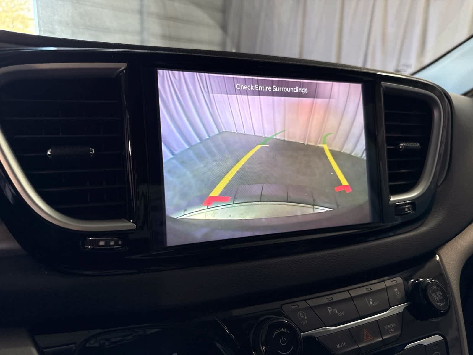 Used 2023 Chrysler Pacifica Touring-L FWD image 28