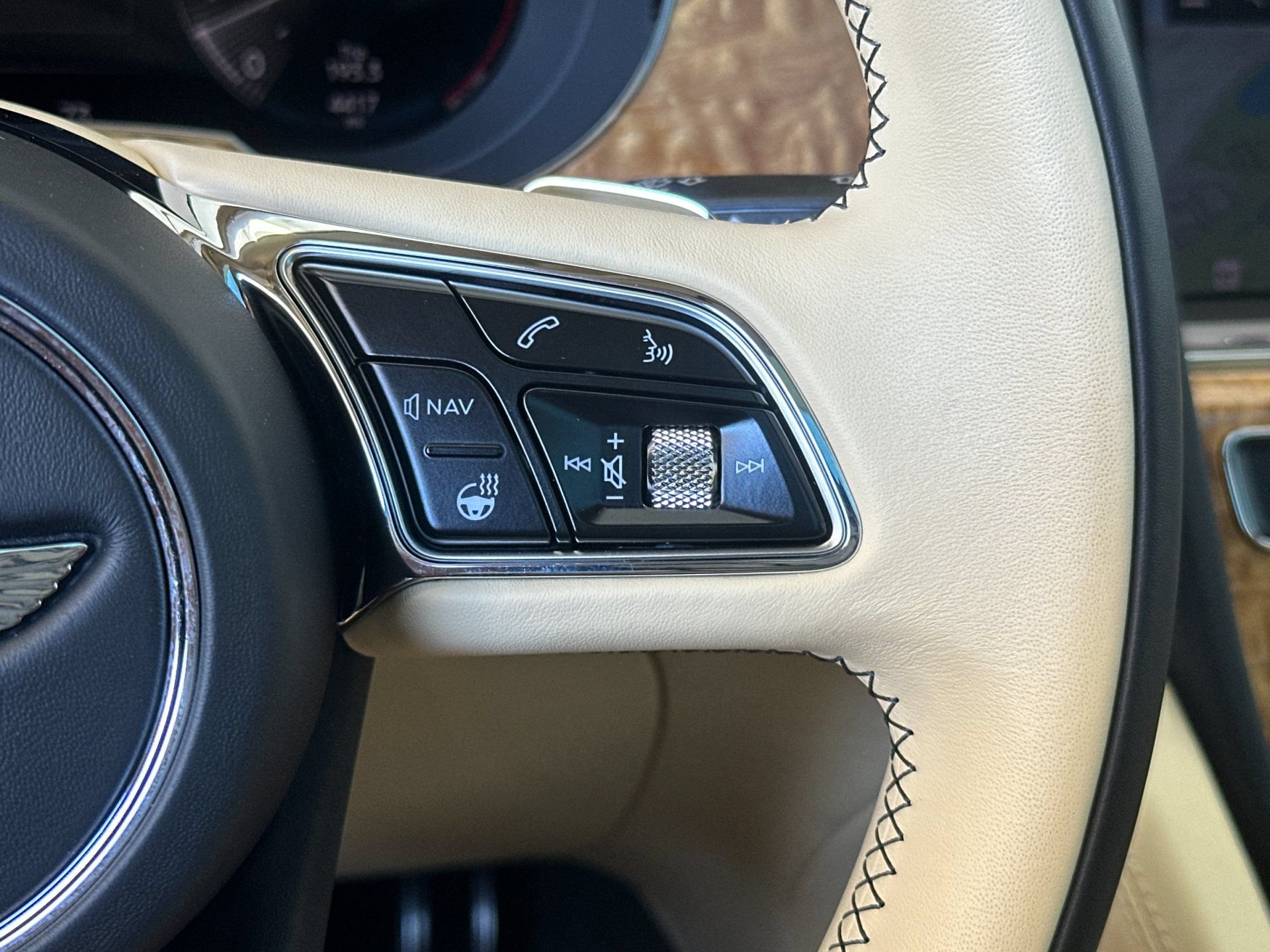 Certified 2023 Bentley Bentayga AWD/4WD image 29