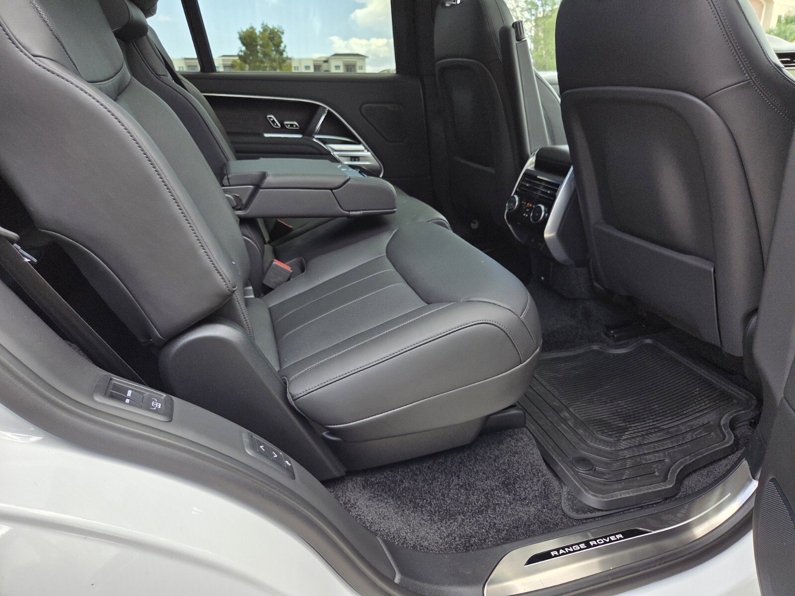 New 2025 Land Rover Range Rover Long Wheelbase SE image 5