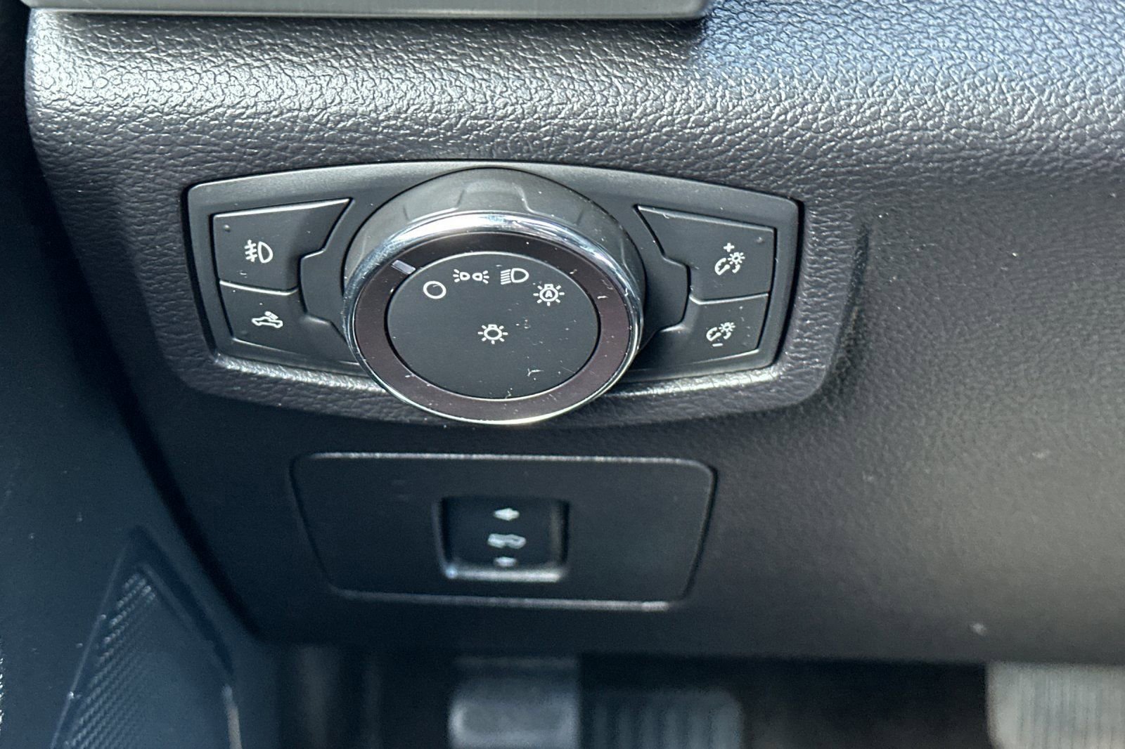 Used 2017 Ford F150 Platinum w/ Equipment Group 701A Luxury AWD/4WD image 30