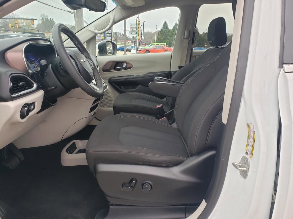 Used 2023 Chrysler Voyager LX image 10