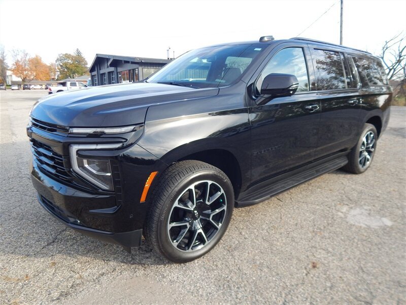 Used 2026 Chevrolet Suburban RST w/ RST Capability Package AWD/4WD image 3