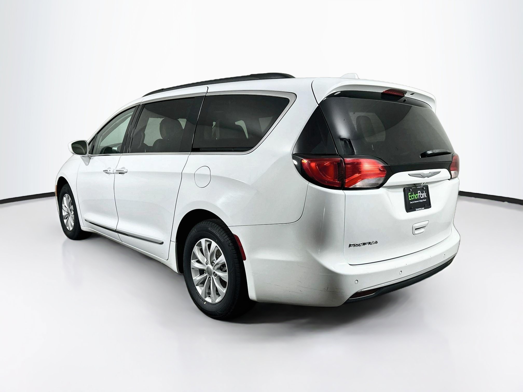Used 2017 Chrysler Pacifica Touring-L w/ 13 Speaker Alpine Sound Group FWD image 5